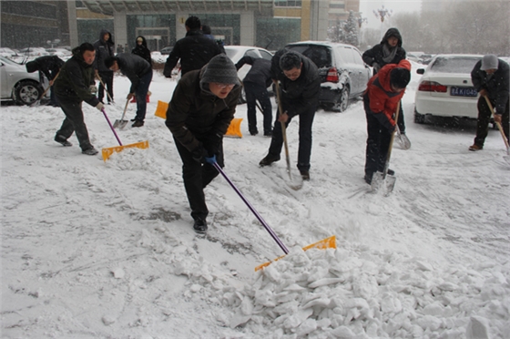 嵩陽(yáng)煤機(jī)掃雪